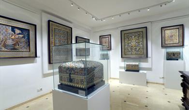 Una de las salas de exposición del guadamecí omeya