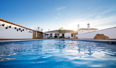 Piscina de 9 x 5 x 1,50 con cloración salina, de agua salada.