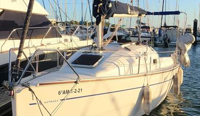 NAVEGA Y DISFRUTA DE NUESTRO VELERO, IDEAL PARA APRENDER Y PERFECCIONAR LA NAVEGACION A VELA.