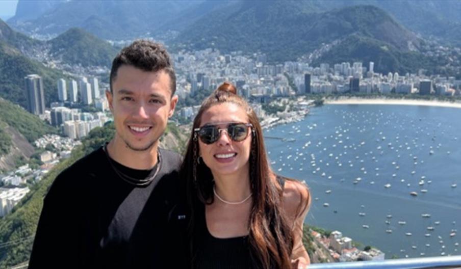 Pareja durante una luna de miel de vuelta al mundo organizada por NomadFlight
