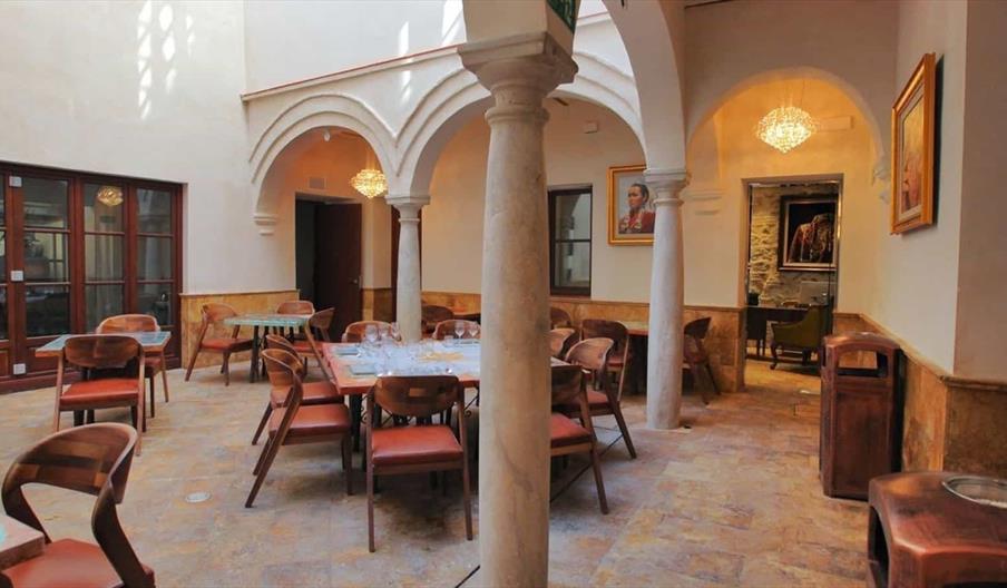Hotel Anahita