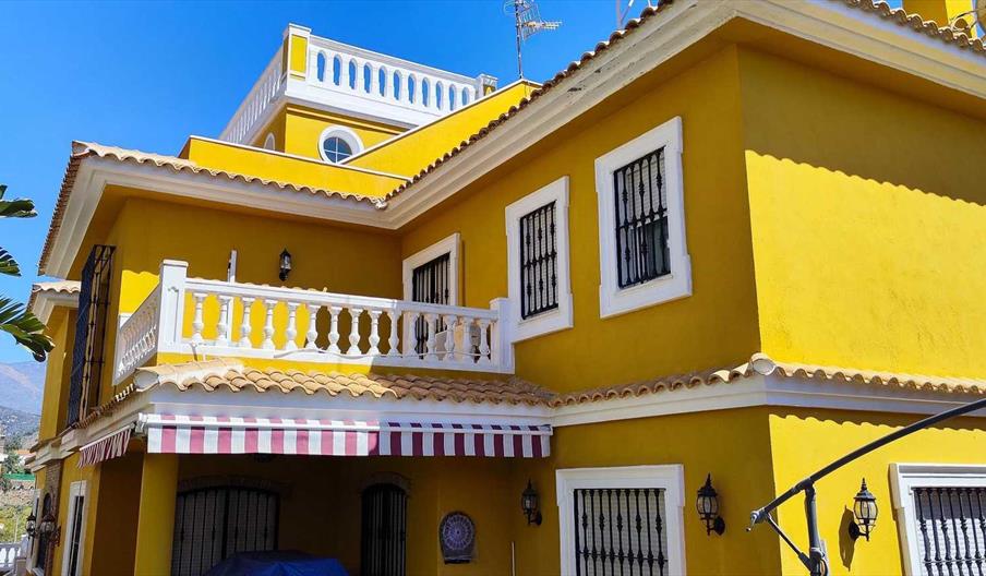 FACHADA CASA EN JARDIN