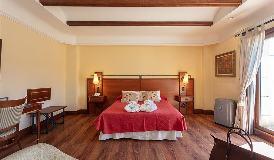 Cama de la Junior Suite Deluxe del Hotel Abades Guadix, alojamiento de cuatro estrellas en Guadix, Granada