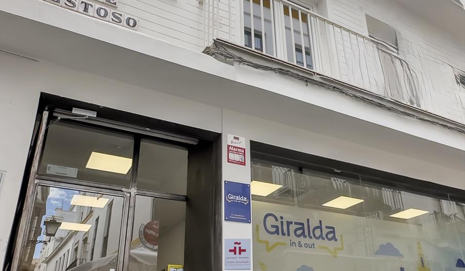 Imágenes de Giralda In&Out, escuela de español para extranjeros en el centro histórico de Sevilla, que muestran sus instalaciones, entorno y actividad