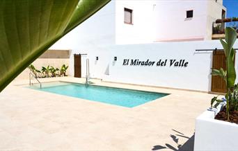 Piscina de agua salada en el patio interior