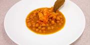 Garbanzos con choco y langostinos de Sánlucar